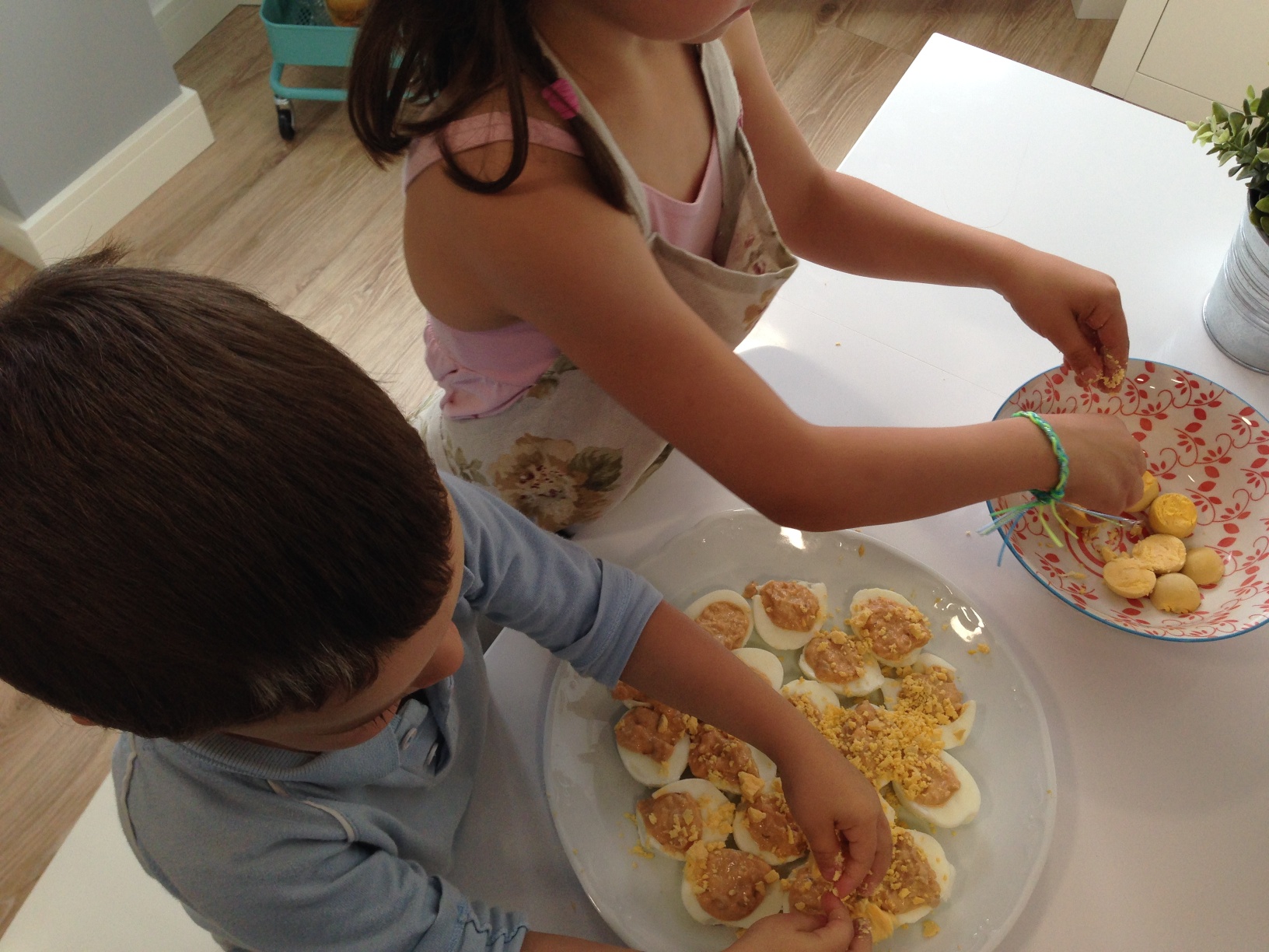 Cocinando con niños... Huevos rellenos
